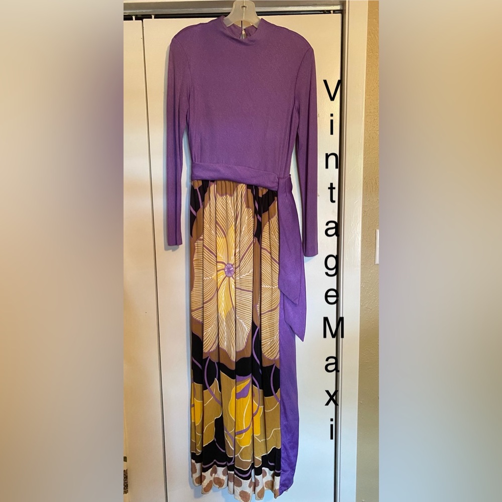 Fabulous vintage Galosy’s Maxi dress. Likely size small, no size tag.